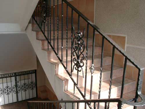 Грубые кованые перила к любой лестнице