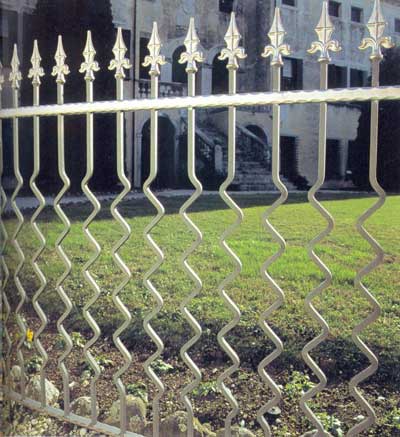 Кованая ограда в средневековом стиле