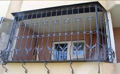 Кованая решетка широкоформатного окна